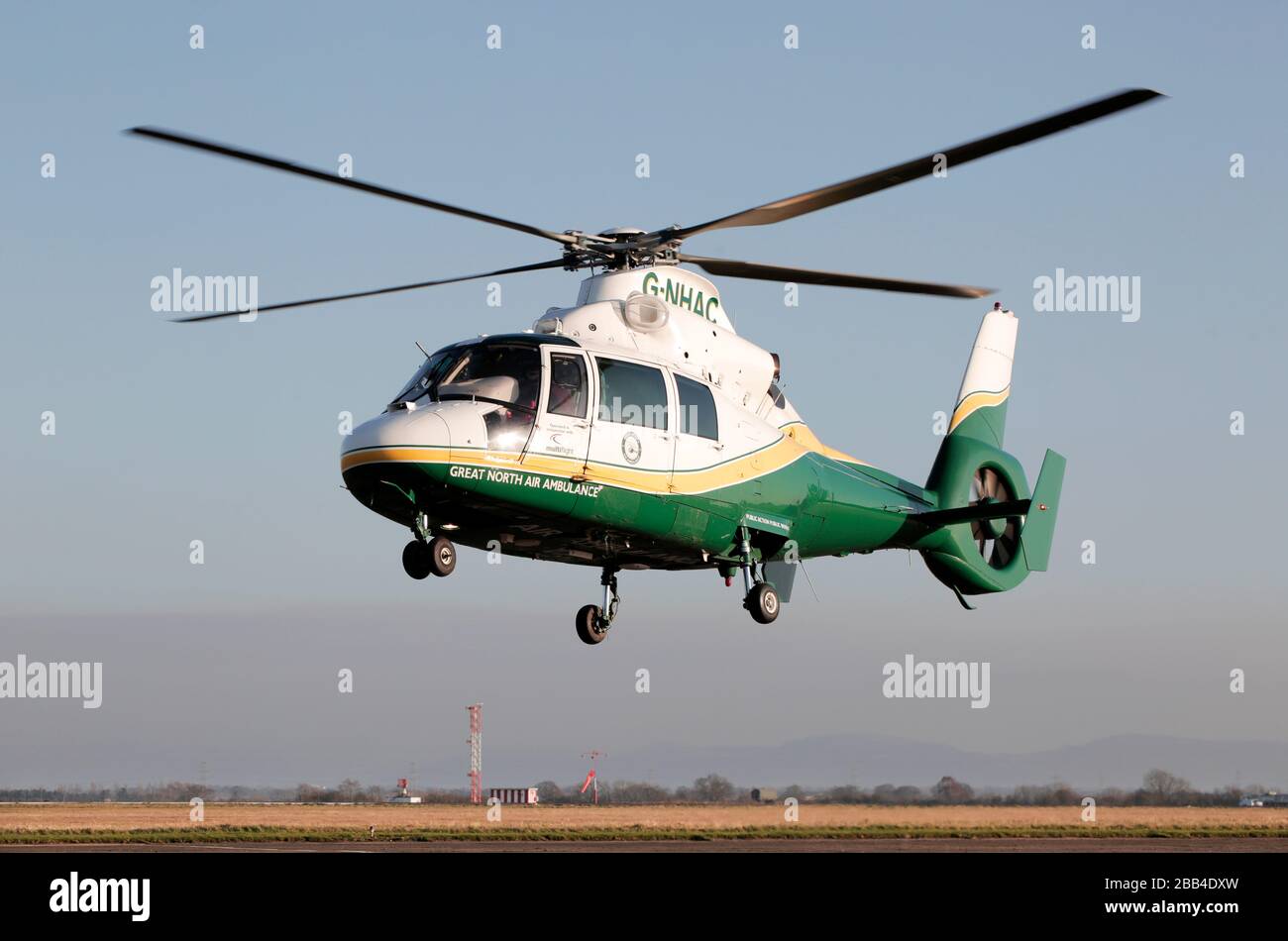 Der Hubschrauber Great North Air Ambulance, Eurocopter Dauphin AS365 N2, wird vom Flughafen Teesside in der Nähe von Darlington, County Durham, Großbritannien, abgebracht. 6/2/2020. Stockfoto