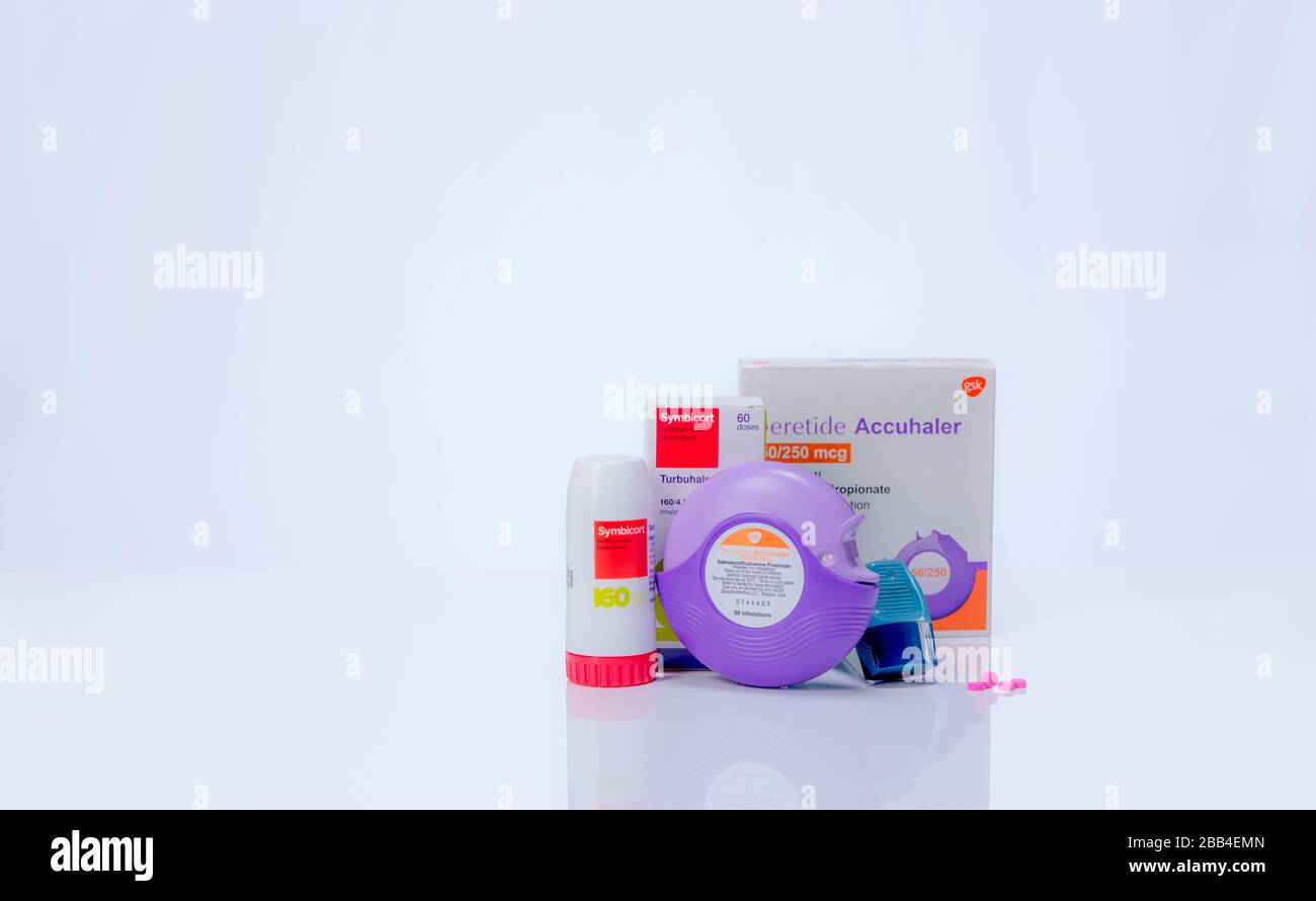 CHONBURI, THAILAND - 28. MÄRZ 2020: Symbicort Turbuhaler, Seretide Accuhaler, ventolin Evohaler und Pink Tabletts Pillen. Asthma-Inhalator. Medizin für Stockfoto