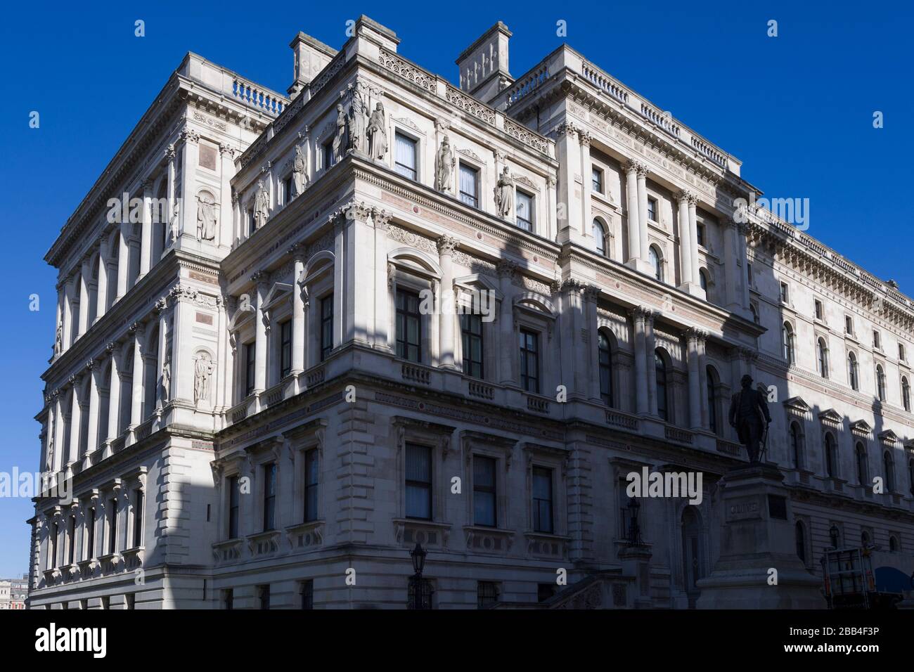 Das Haupthaus des British, Foreign and Commonwealth Office, King Charles Street, London, SW1, London, Großbritannien, von der Horse Guards Road aus gesehen. Das Fremde a Stockfoto