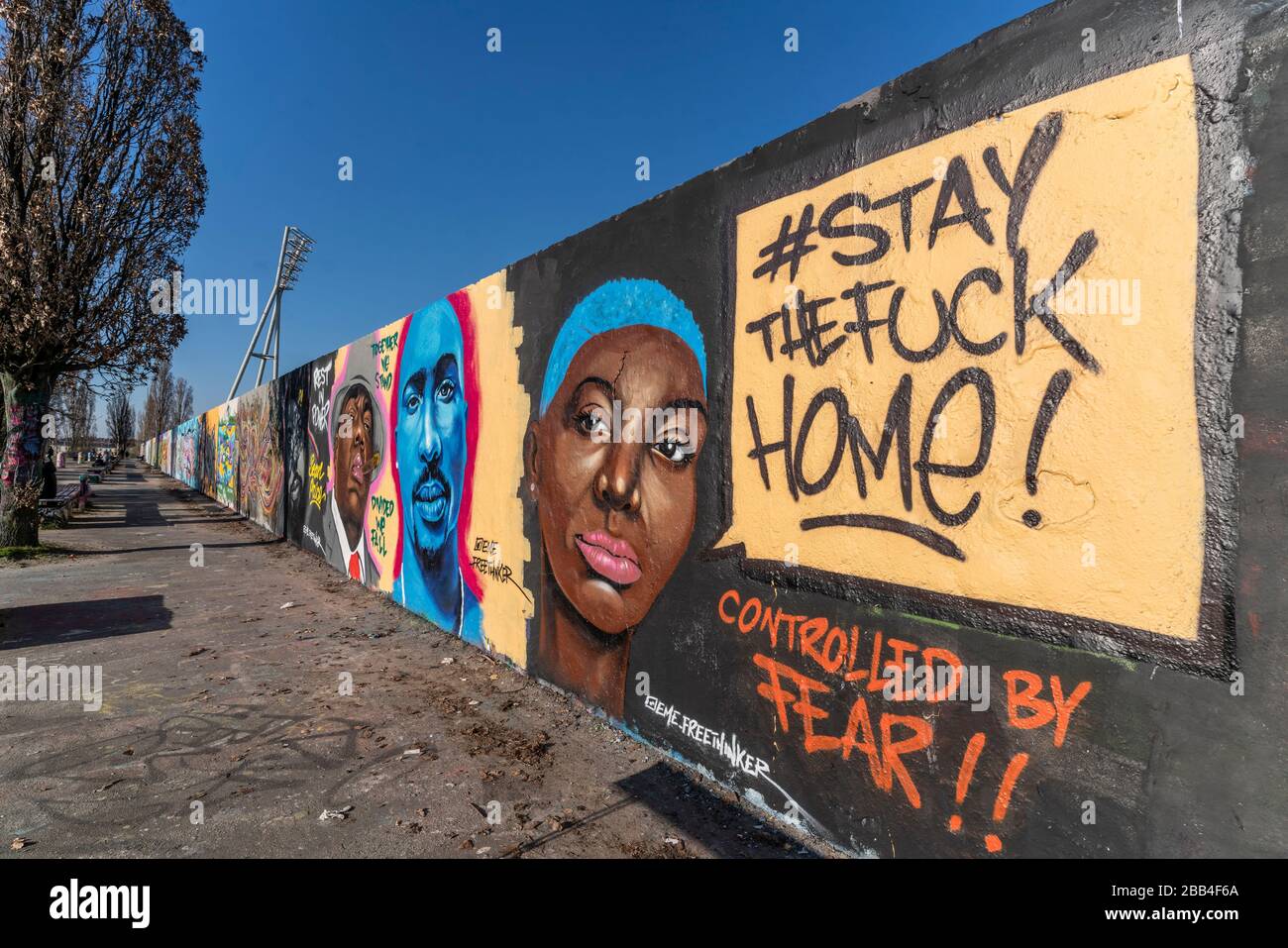 Graffiti zur Corona Krise im Mauerpark im Berliner Prenzlauer Berg * Graffiti zur Corona-Krise im Mauerpark im Berliner Prenzlauer Berg. Stockfoto