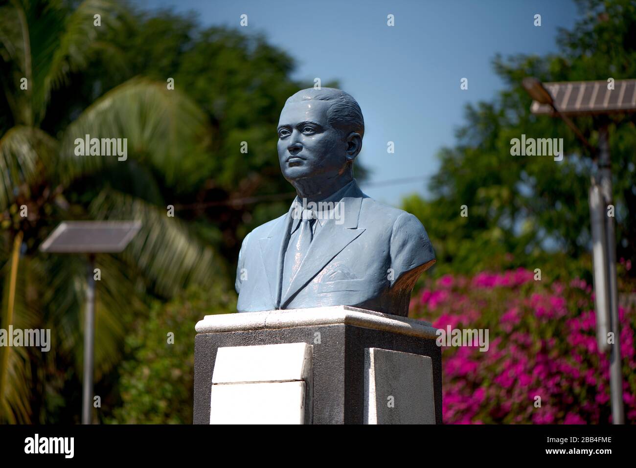 Park im Zentrum von Margao Goa Indien schöne grüne park mit einer Statue Büste eines Mannes in einem Jacke und Krawatte ohne Hände in blau bemalt mit Farbe Stockfoto