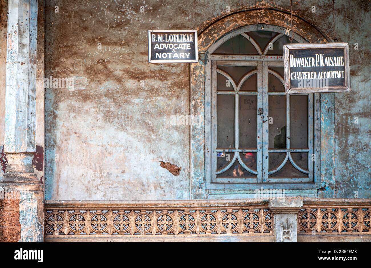 Alte post-koloniale Gebäude Goa in Margao charmante Fassaden verzierten Wände Schimmelige Wände Säulen Balustraden Baluster und Geländer Reise nach katholischen Indien Stockfoto