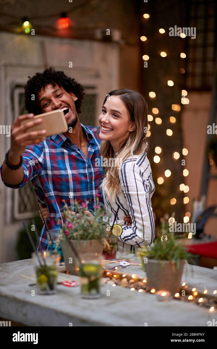Frauen und Männer machen selfie zusammen Stockfoto
