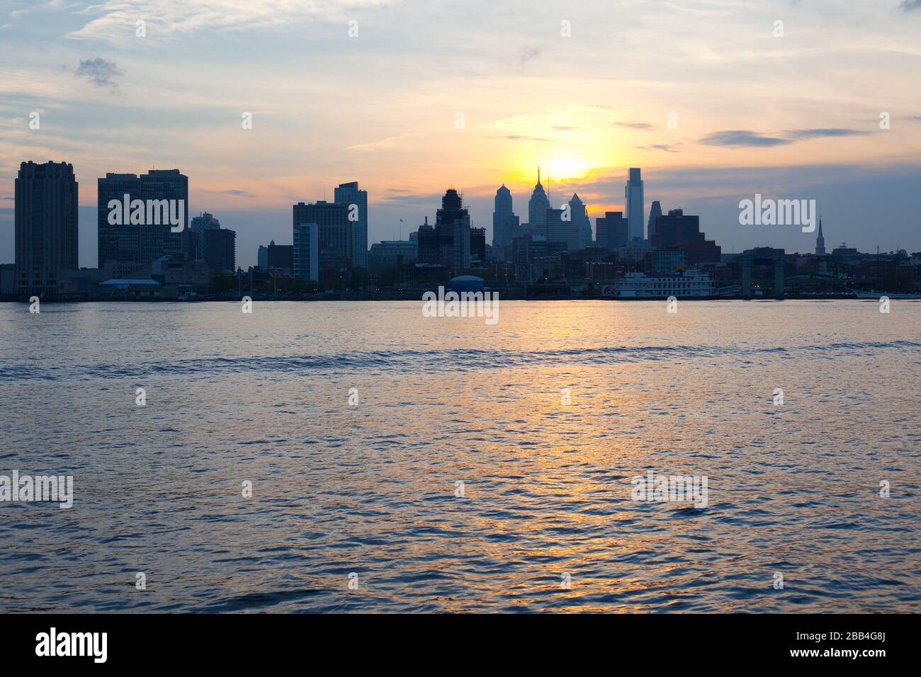 Skyline der Innenstadt von Philadelphia bei Sonnenuntergang, Pennsylvania, Vereinigte Staaten. Stockfoto