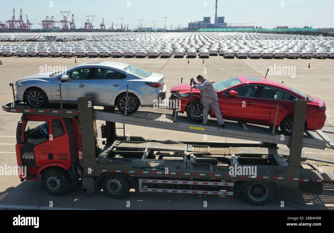 Tangshan. März 2020. Das am 30. März 2020 aufgenommene Foto von Areial zeigt ein Personal, das Autos in einem Logistikunternehmen in Tangshan, der nordchinesischen Provinz Hebei, verlädt. Tangshan hat gesehen, dass 99,9 Prozent der Industrieunternehmen, die über der festgelegten Größe liegen, den Betrieb wieder aufnehmen, da eine Reihe unterstützender Maßnahmen in Kraft getreten sind. Kredit: Yang Shiyao/Xinhua/Alamy Live News Stockfoto