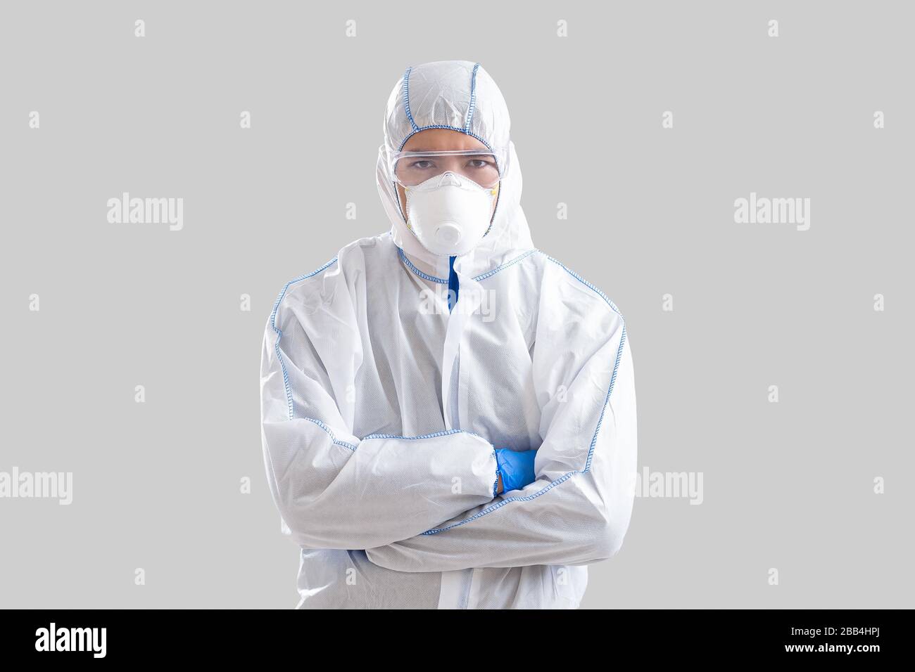 Konzept zur epidemischen Kontrolle von Coronavirus. Asiatischer Mann mit gekreuzten Armen Stockfoto