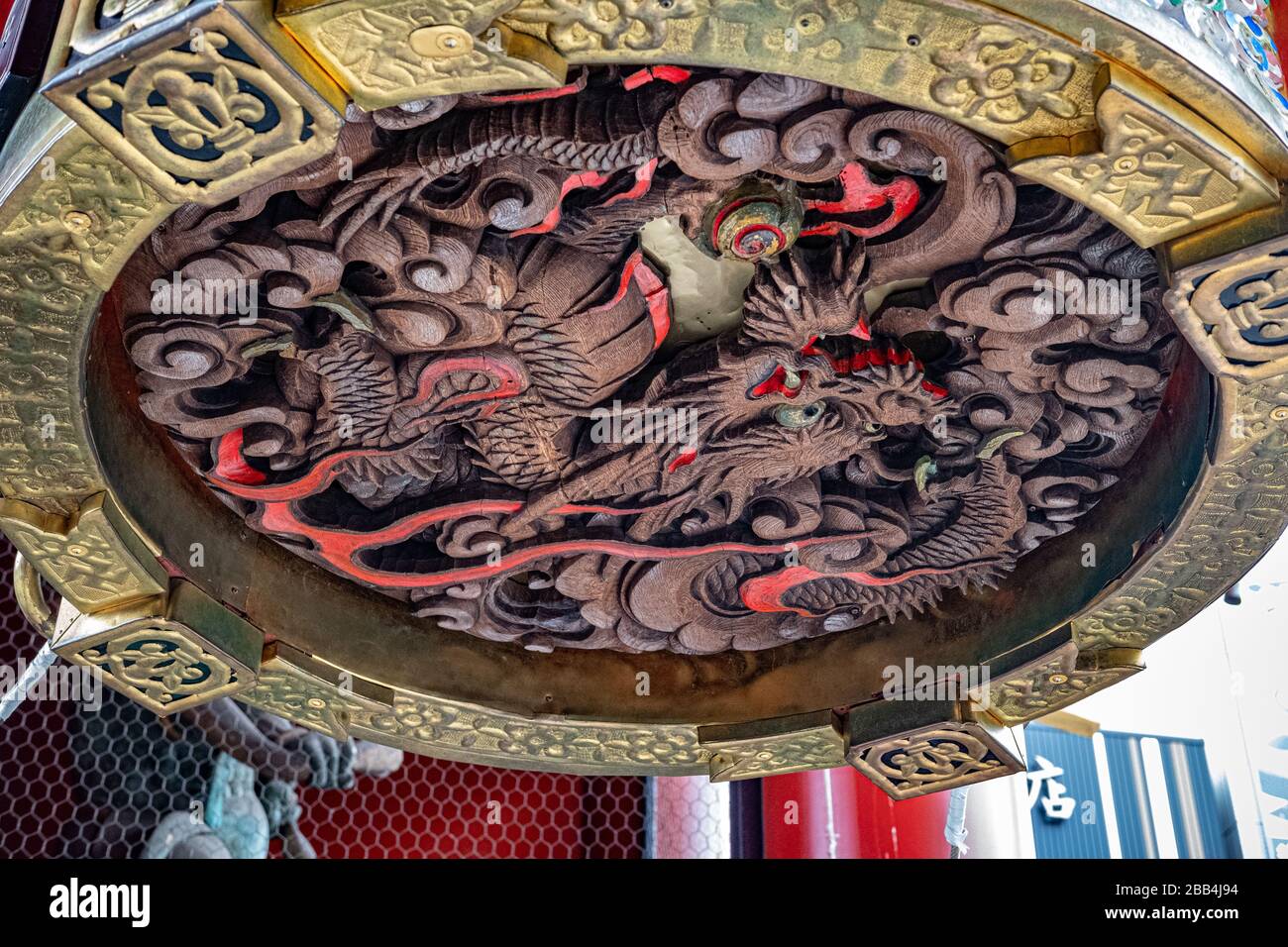 Japan, Tokyo Hot Spot, Nahaufnahme der Holzschnitzerei eines Drachen auf der Unterseite der großen roten Laterne am Kaminarimon-Tor Sensoji-Tempel, Asakusa Stockfoto
