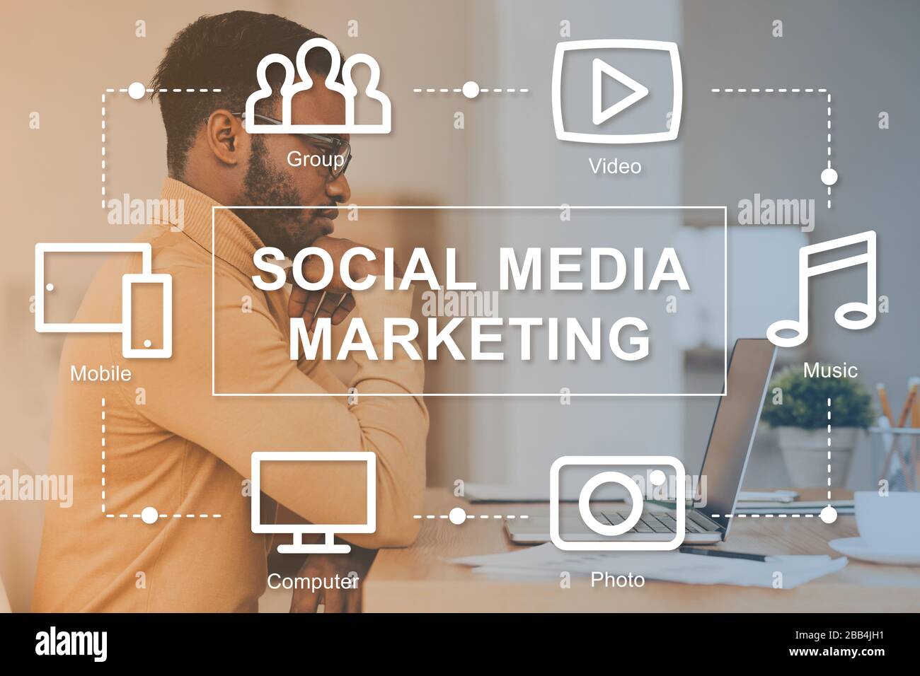 Afroamerikanischer Werbeexperte entwickelt Social-Media-Marketingstrategie im Büro, Collage mit SMM-Symbolen Stockfoto