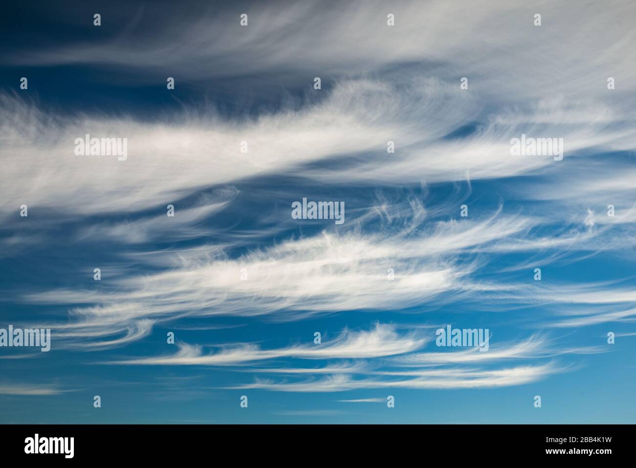 Cirrus Wolken mit tiefblauem Himmel Hintergrund Stockfoto