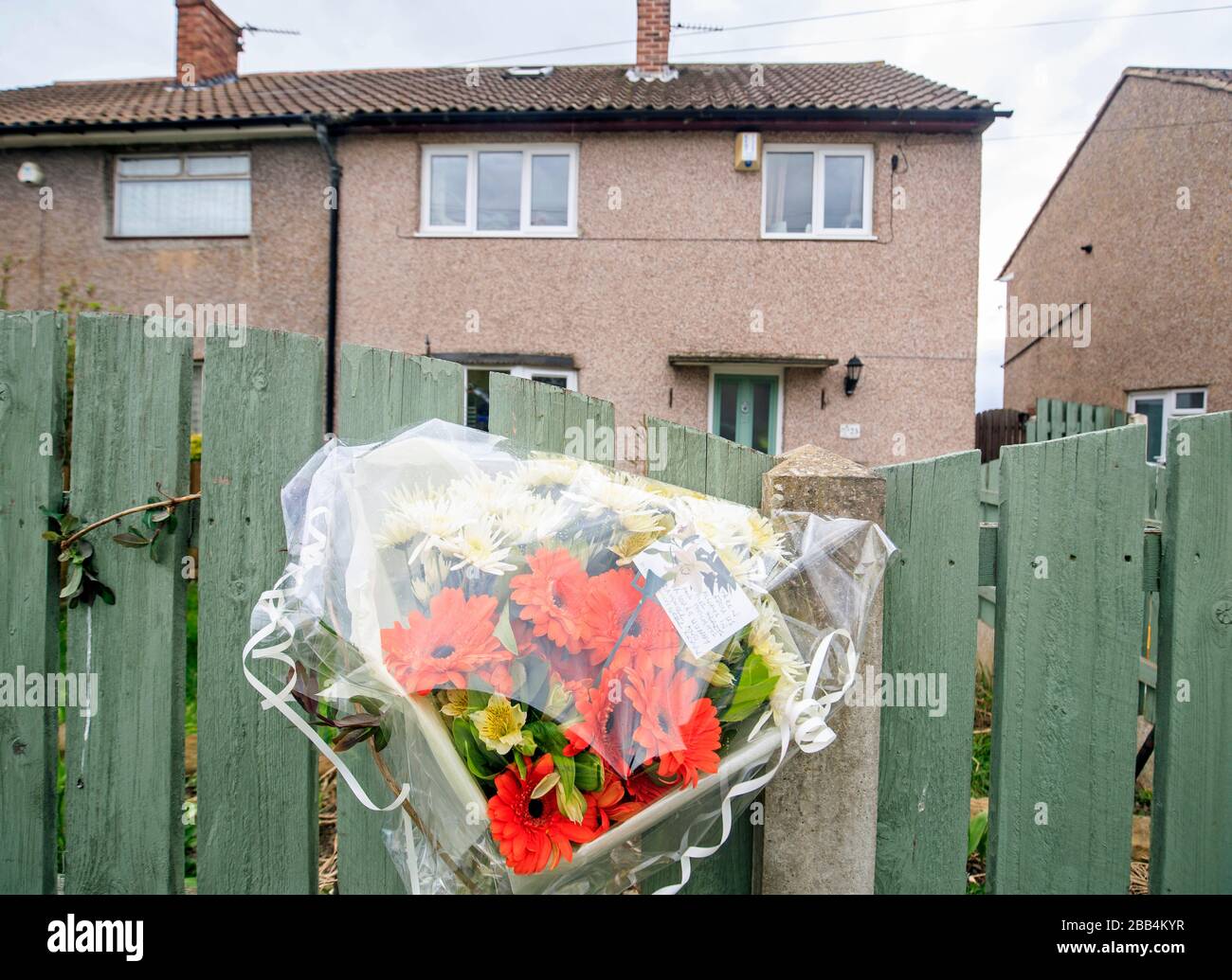 Eine Nachricht über eine Blumenzottung in Windsor Crescent, Middlecliffe, Barnsley, South Yorkshire, wo ein 40-jähriger Mann wegen Mordverdachts verhaftet wurde, nachdem eine Frau am Sonntag erstochen wurde. Stockfoto