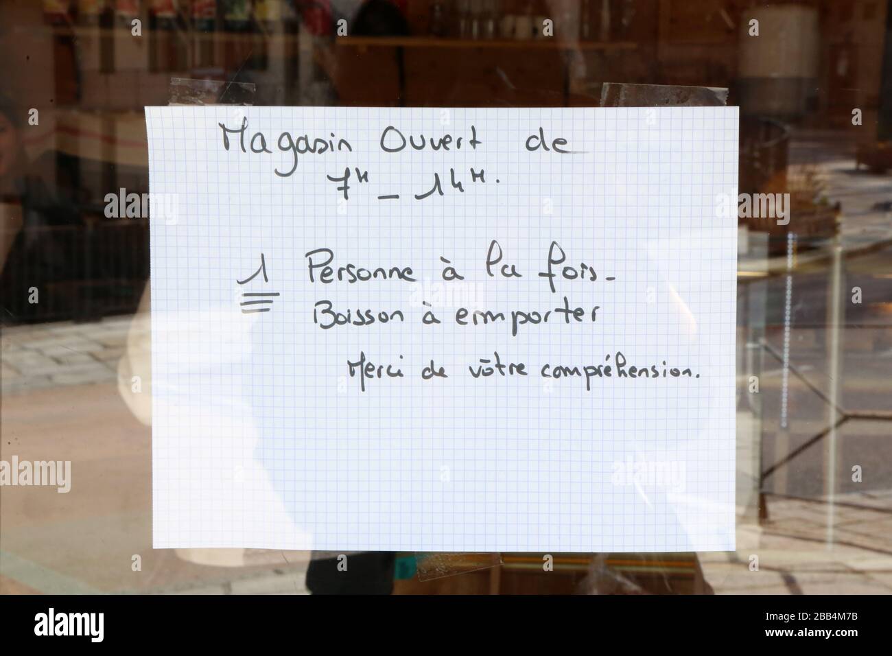 Affiche : magasin ouvert de 7h à 14h. Une personne à la fois. Boissons à emporter. Covid19. Haute-Savoie. Frankreich. Stockfoto