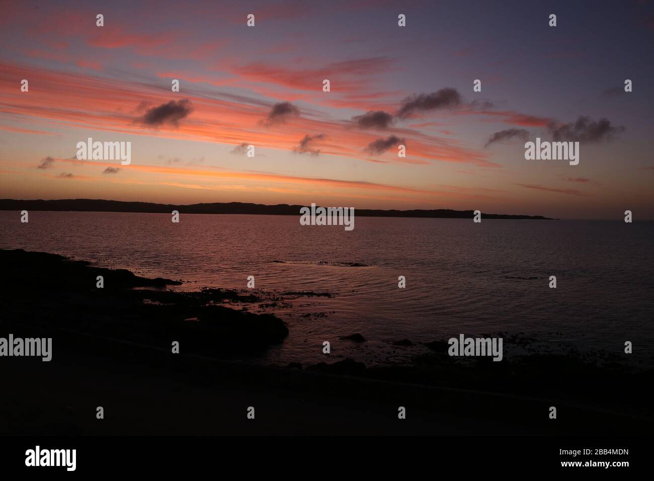 Beruhigender Sonnenuntergang über der Küste von Luderitz, Namibia Stockfoto