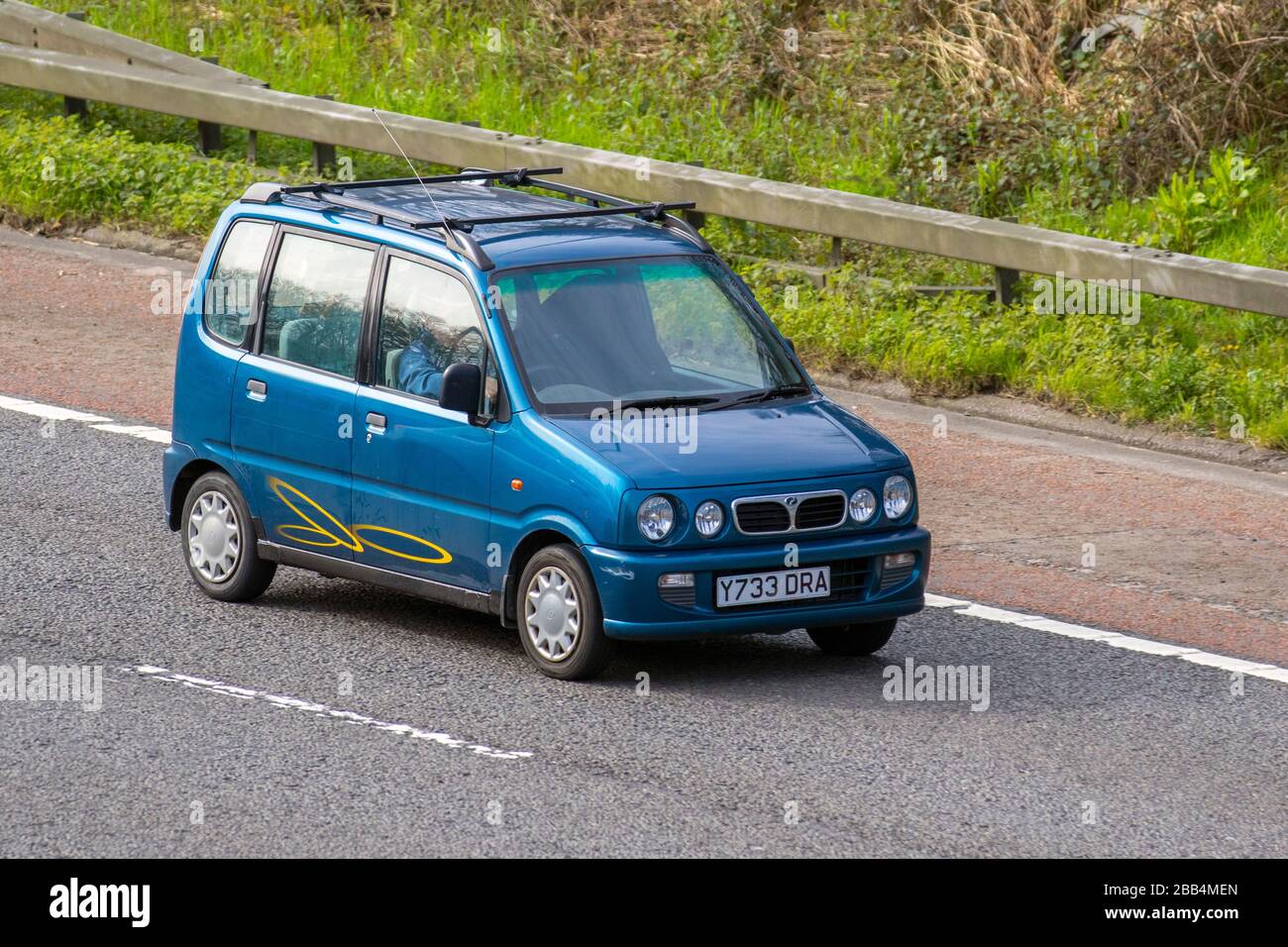 2001 Blue Perodua Kenari GX; fahrzeugsicheres Fahrzeug, Autofahren, Straßen, Motoren, Fahren auf der Autobahn M6 Stockfoto