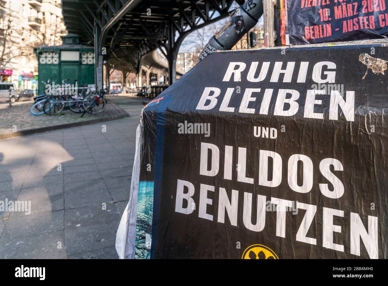 Ruhig bleiben und Dildos benützen, Werbeplakat von Dildoking am schlesischen Tor . Im Hintergrund der wege Corona geschlossene Bürgermeisterin Imbiß, F. Stockfoto