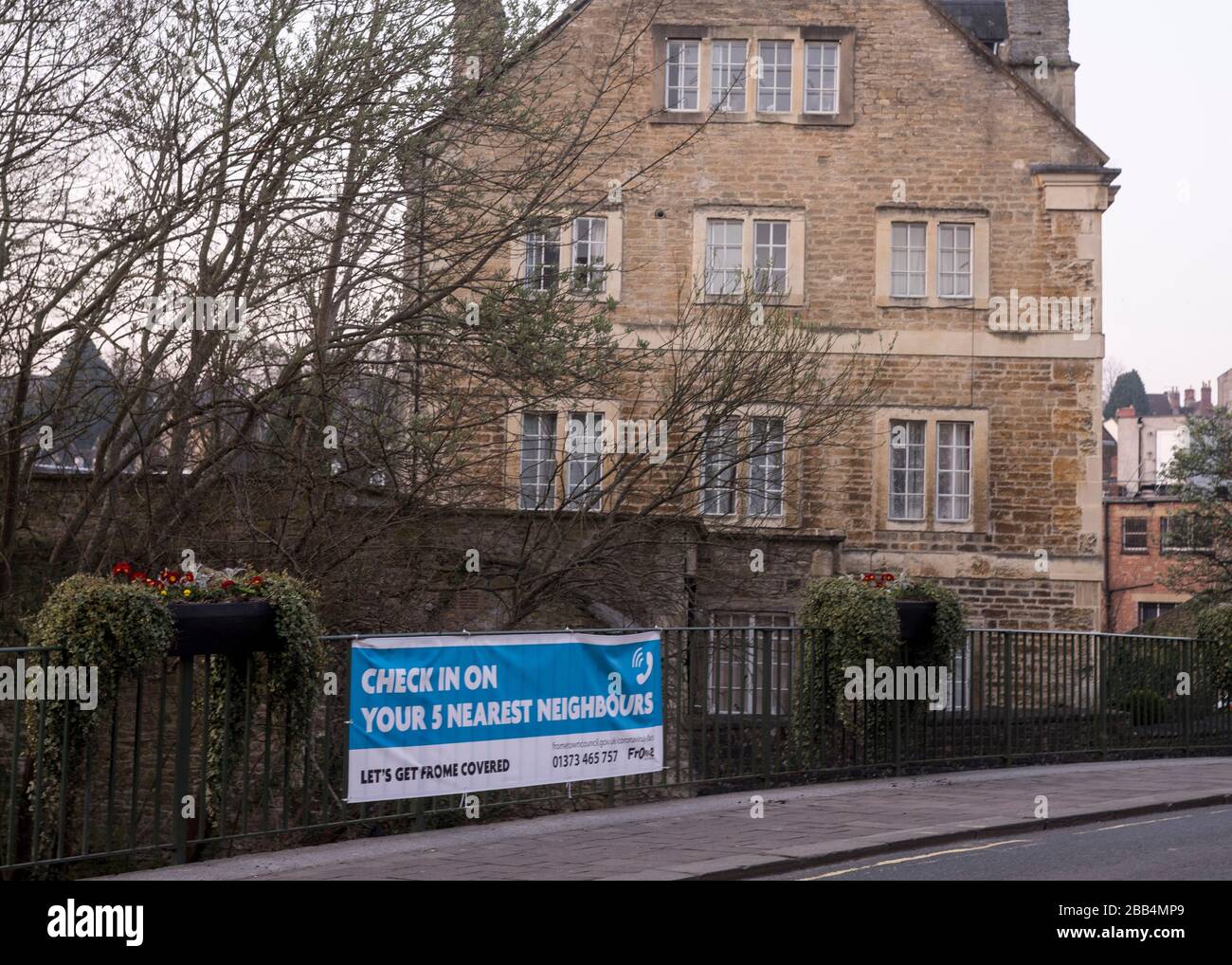 Checken Sie auf dem Covid-19-Schild der nächsten fünf Nachbarn vor dem Blue House in Frome, Somerset, ein. Stockfoto