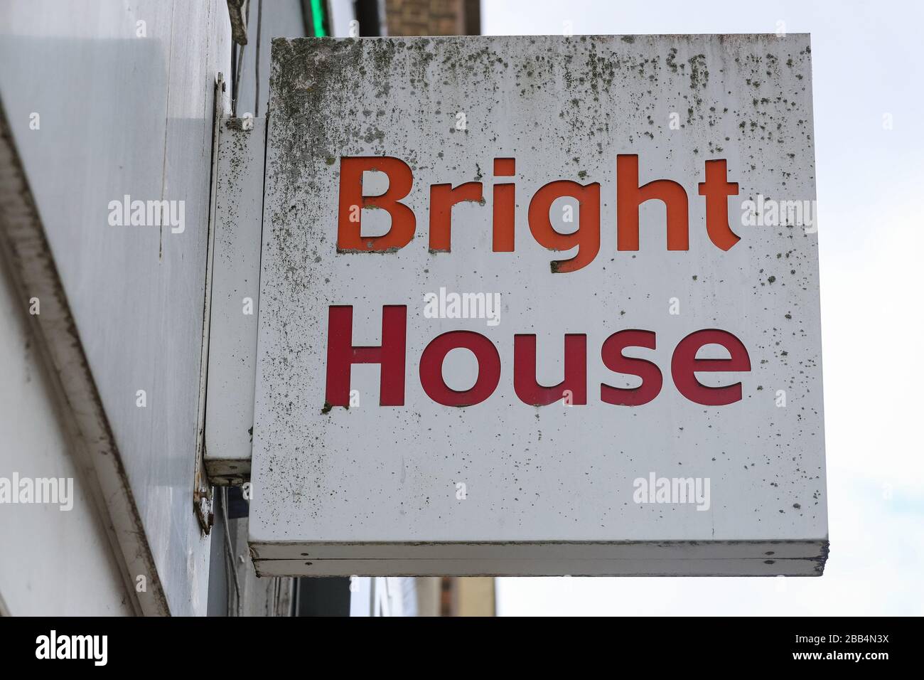 Allgemeiner Blick auf ein BrightHouse Logo in einem Laden in Marlowes, Hemel Hempstead, da der Pachtbetreiber bestätigt hat, dass es mit mehr als 2.400 gefährdeten Arbeitsplätzen in die Verwaltung gefallen ist. Stockfoto