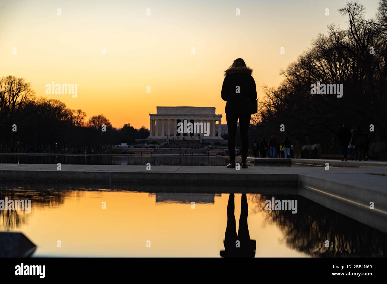 Ein Tourist bewundert das Lincoln Memorial in Washington DC Stockfoto