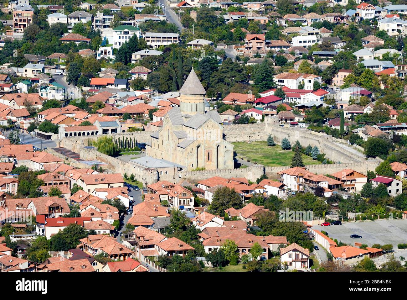 Überblick über die Kathedrale Svetitschhoveli, eine christlich-orthodoxe Kathedrale in der historischen Stadt Mtskheta, Georgia, UNESCO-Weltkulturerbe. Stockfoto