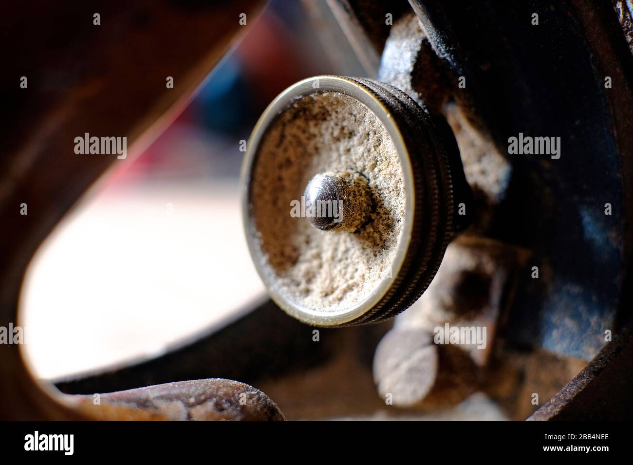 Nahaufnahme der alten Holzarbeitsfläche mit Holzstaub Stockfoto