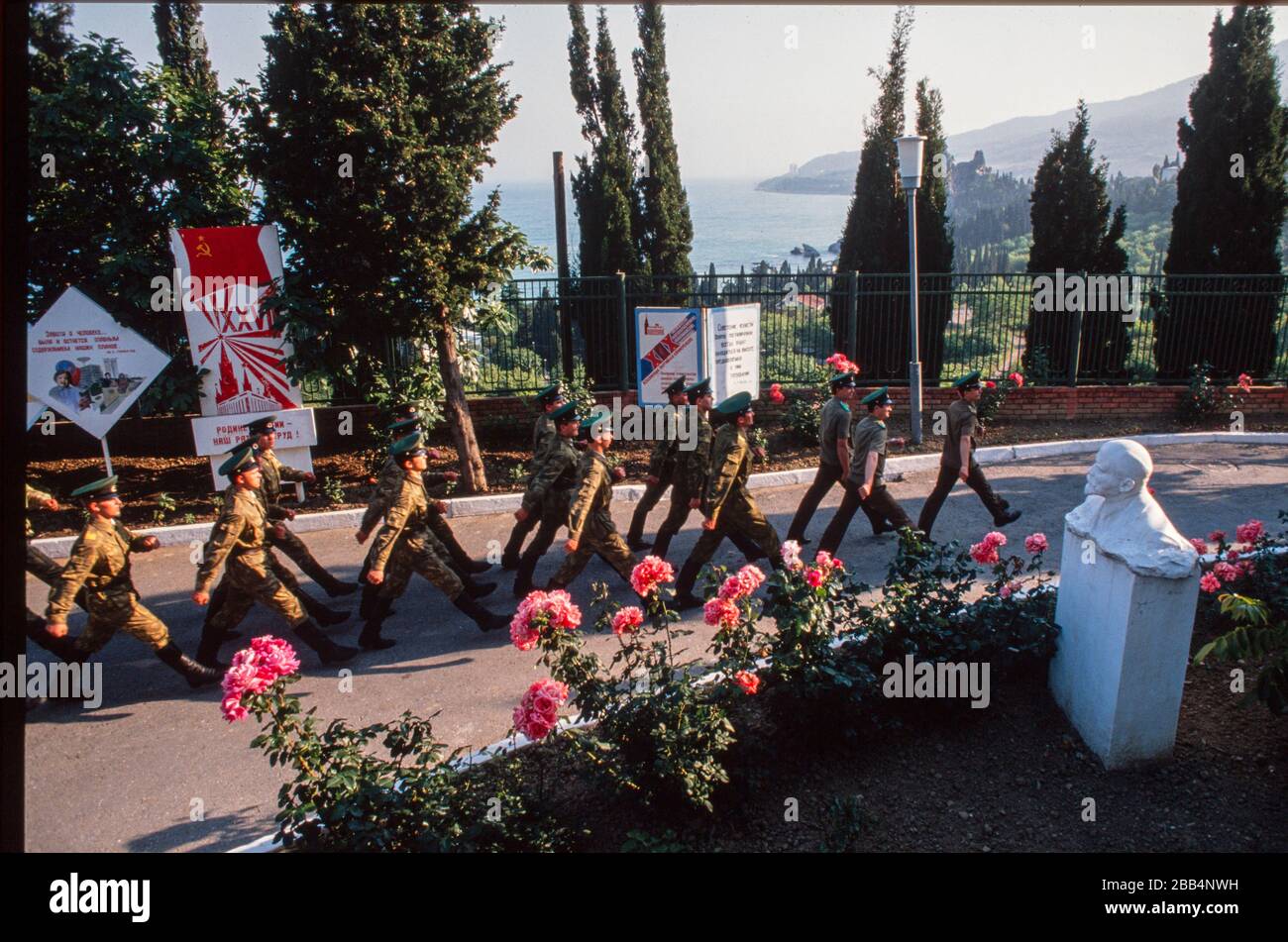 1990 KGB-Grenzposten bei Parade in Gursfuv, Krim, UdSSR, 1990. August Stockfoto