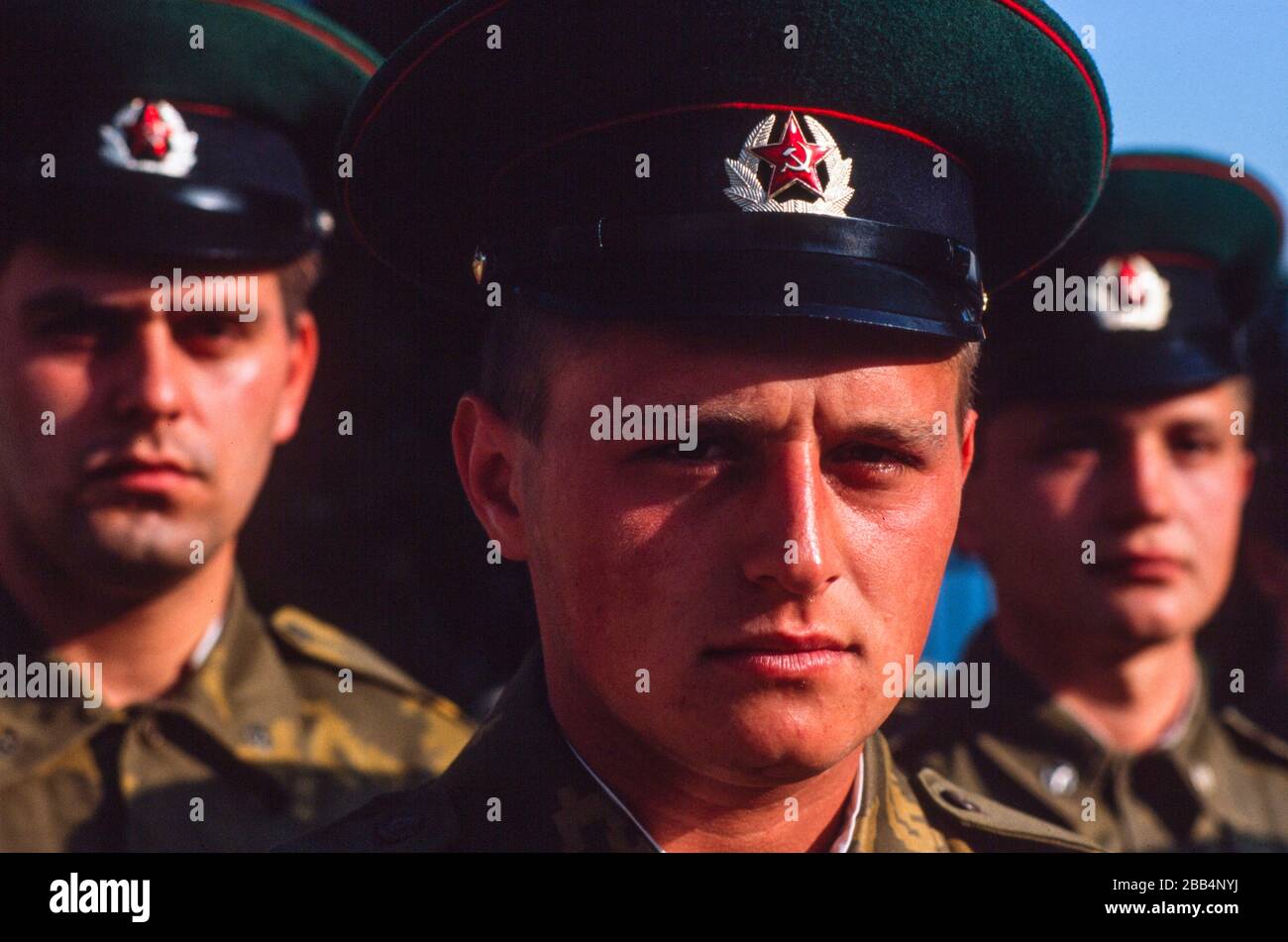 1990 KGB-Grenzposten bei Parade in Gursfuv, Krim, UdSSR, 1990. August Stockfoto