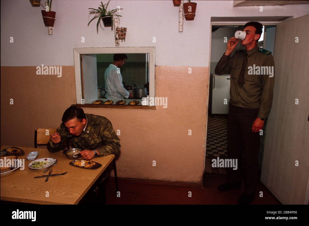 1990 KGB-Grenzposten beim Mittagessen. Auf dem Schwarzen Meer, der Krim, UdSSR, August 1990 Stockfoto