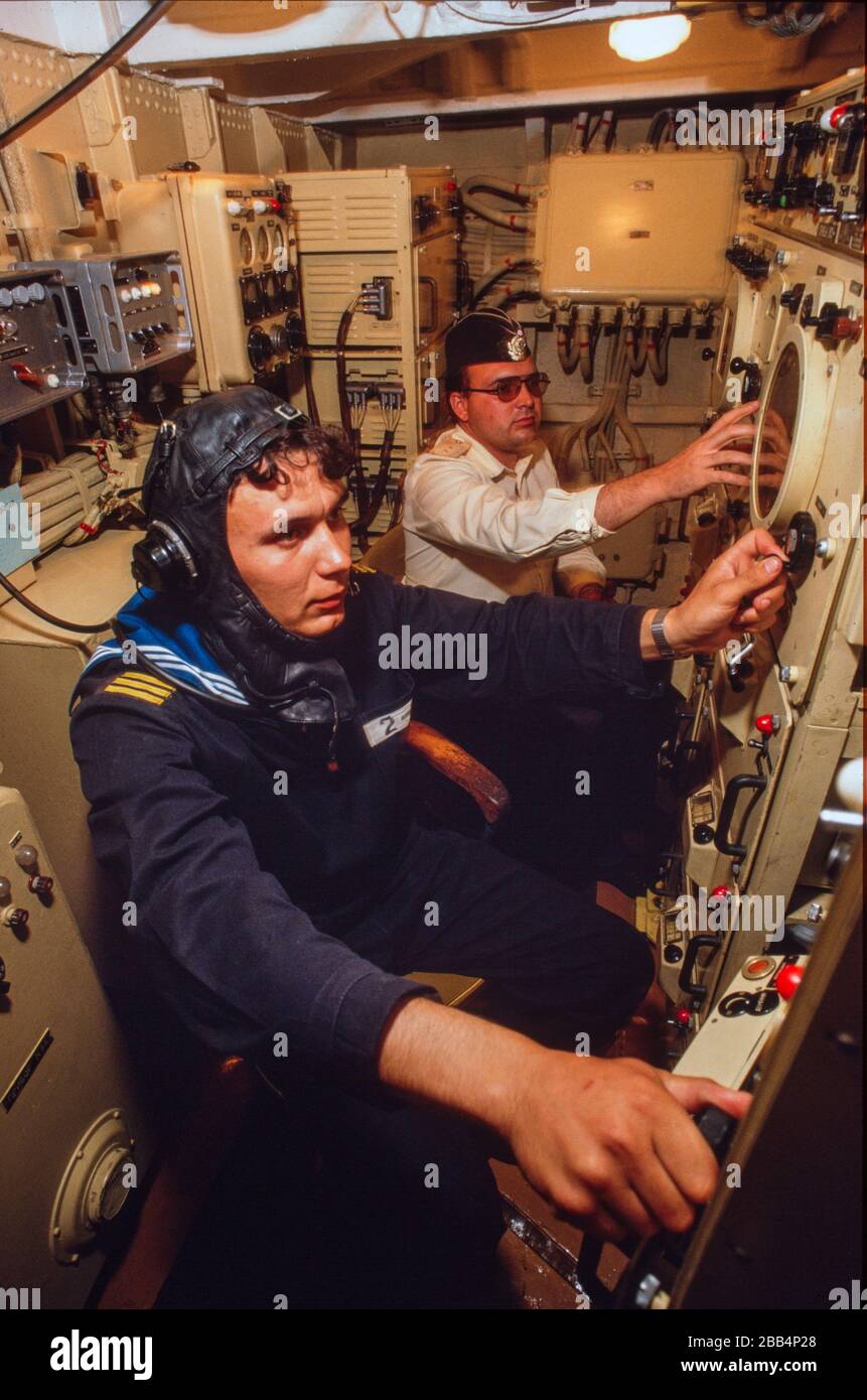 KGB-Marineoffiziere im Kontrollraum an Bord eines Grenzpanners auf dem Schwarzen Meer, der Krim, UdSSR, August 1990 Stockfoto