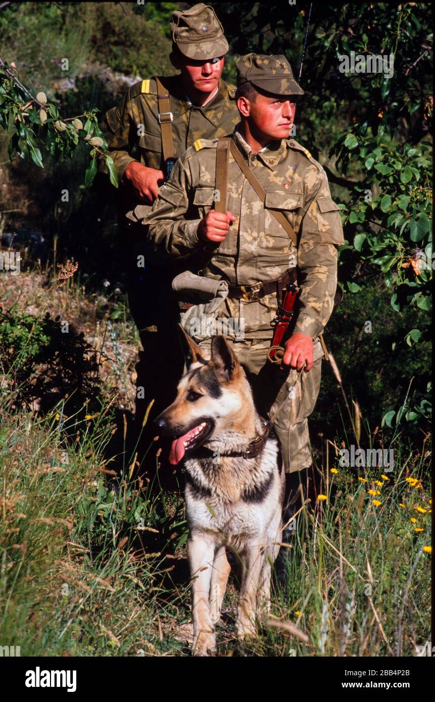 Grenzwächterinnen und Grenzwächter KGB auf Patrouille mit ihrem Hund in Gursfuv, der Krim, Russland Juni 1990 Stockfoto