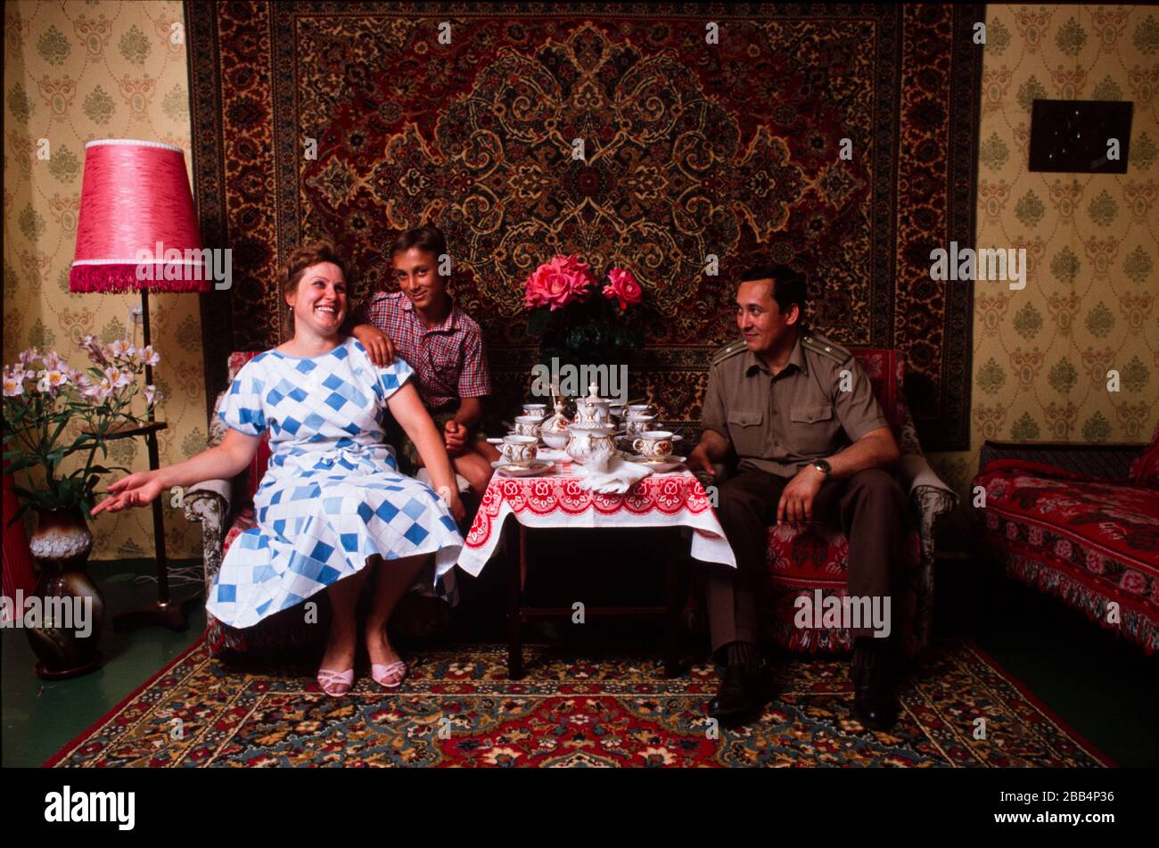 Die Krim, UdSSR, August 1990; Major Petre Gregoryivich Babura, Leiter der KGB-Grenzregion Sation Krim, zu Hause mit seiner Frau und seinem Sohn. Stockfoto