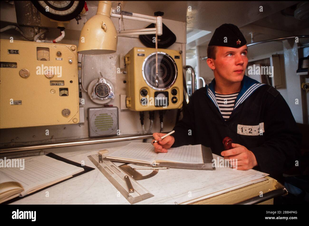 KGB-Jungmarine-Ratings im Navigationsraum an Bord eines Grenzfahrtschiffes auf dem Schwarzen Meer, der Krim, UdSSR, August 1990 Stockfoto