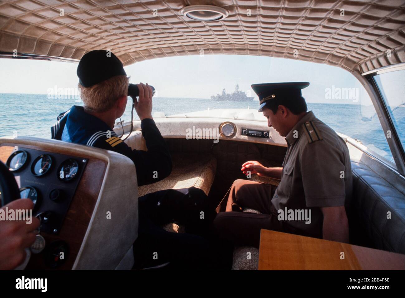 Die Krim, UdSSR, August 1990; Major Petre Gregoryivich Babura auf einem Tragflügelboot, um auf ein Grenzschiff am Schwarzen Meer zu treffen. Stockfoto