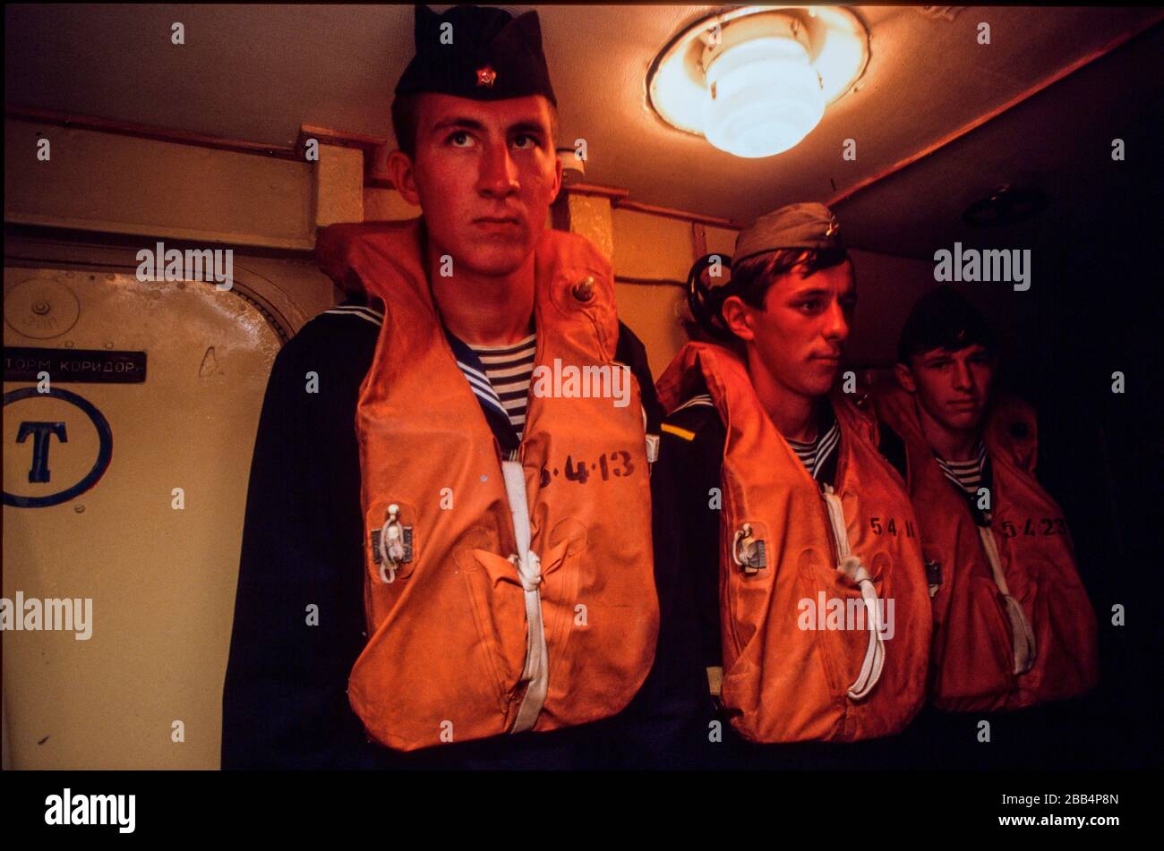 KGB junge Marinebewertungen an Bord eines Grenzpanners auf dem Schwarzen Meer, der Krim, UdSSR, August 1990 Stockfoto