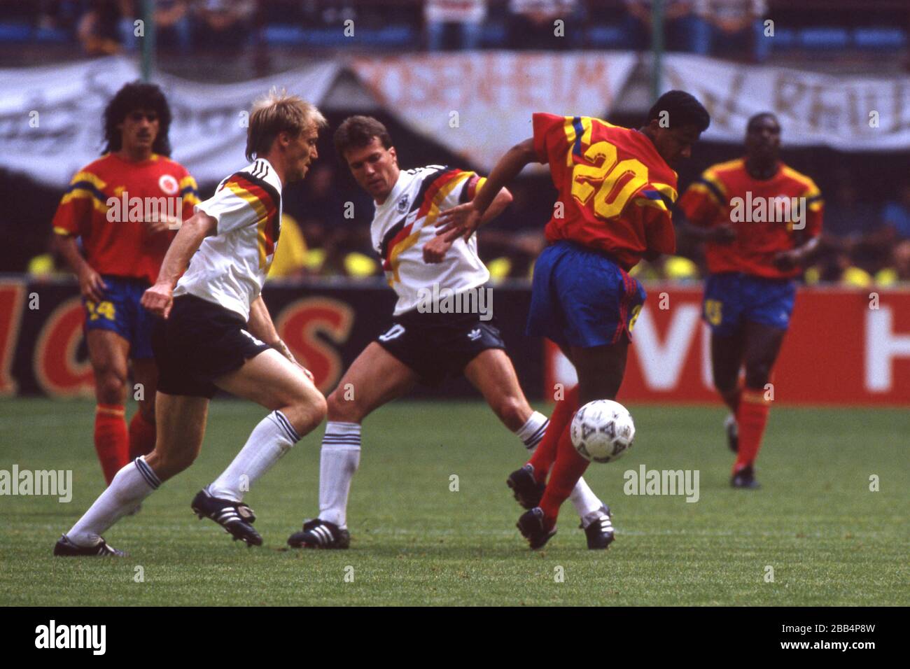 Hansi PFLUEGLER (links) und Lothar MATTHAEUS wehren die Angriffe der Kolumbianer Deutschland GER BRD - Kolumbien COL 1:1, Vorrunde, Endrunde 3. Spieltag, Gruppe D, 19. Juni 1990 in Mailand, Fußball-Weltmeisterschaft 1990 in Italien, 1989, © Einsatz weltweit Stockfoto