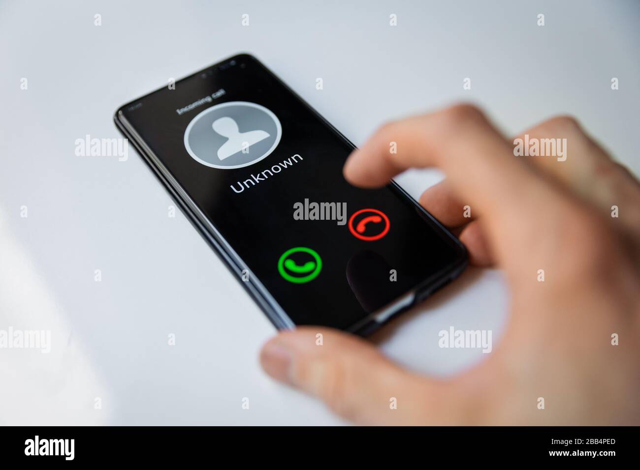 Smartphone mit ankommendem Anruf von unbekannter Person Stockfoto