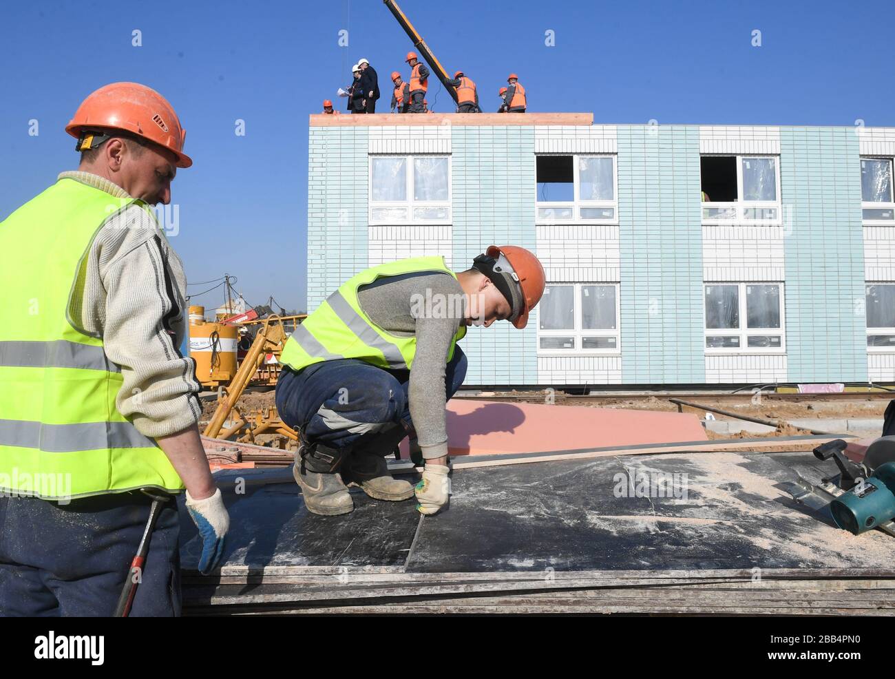 Moskau, Russland. März 2020. Am 28. März 2020 arbeiten Arbeiter auf der Baustelle eines provisorischen Krankenhauses in den Vororten Moskaus, Russlands. Russland baut sein erstes provisorisches Krankenhaus an einem Standort etwa 60 Kilometer südwestlich von Moskau, um die Pandemie von COVID-19 zu bekämpfen. (Sputnik/Handout über Xinhua) Credit: Xinhua/Alamy Live News Stockfoto