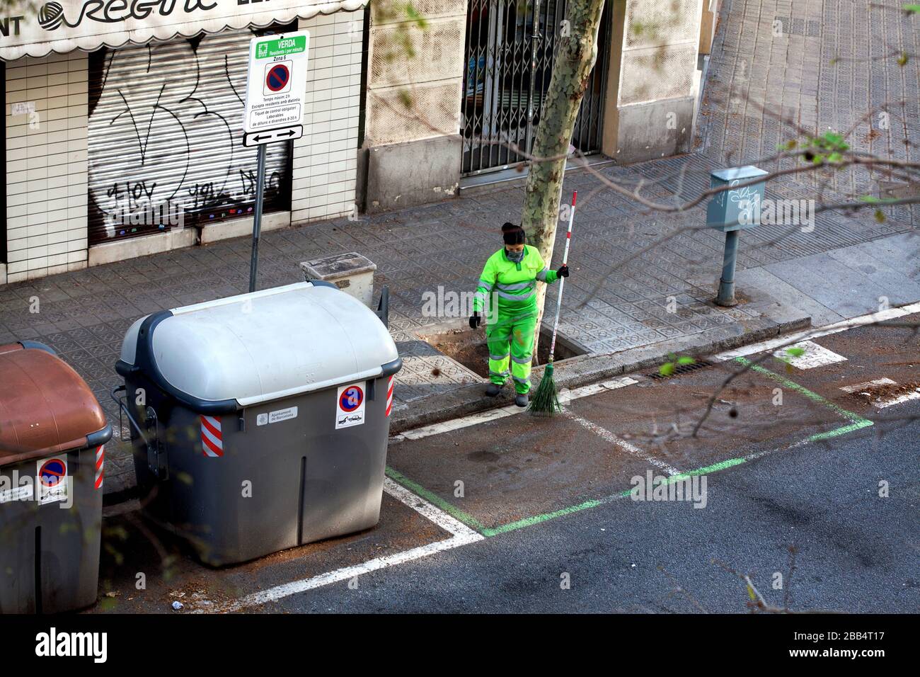 Straßenfeger während des Covid-19-Ausbruchs, Barcelona, Spanien, Stockfoto