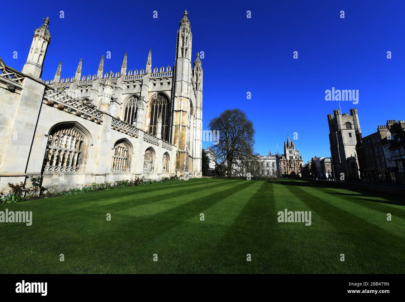 Universität Cambridge, Kings College Chapel gegen einen lebendigen blauen Himmel. Stockfoto