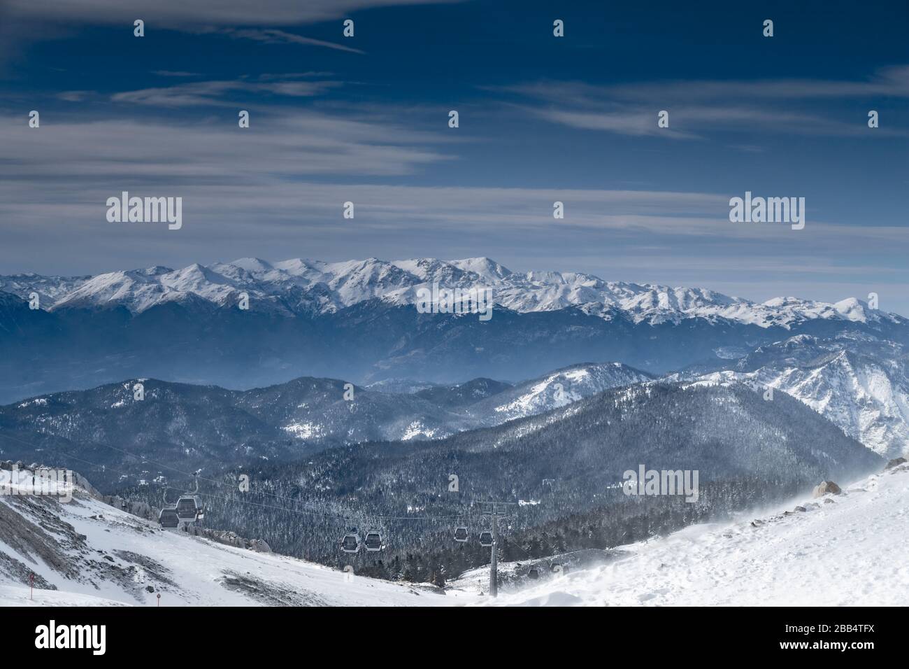 Der berühmte schneebedeckte Berg Parnassos mit einem beliebten Skigebiet, bedeckt mit Schnee und einzigartiger Natur, Seilkabinen, Parkplatz, Voiotia, Griechenland Stockfoto