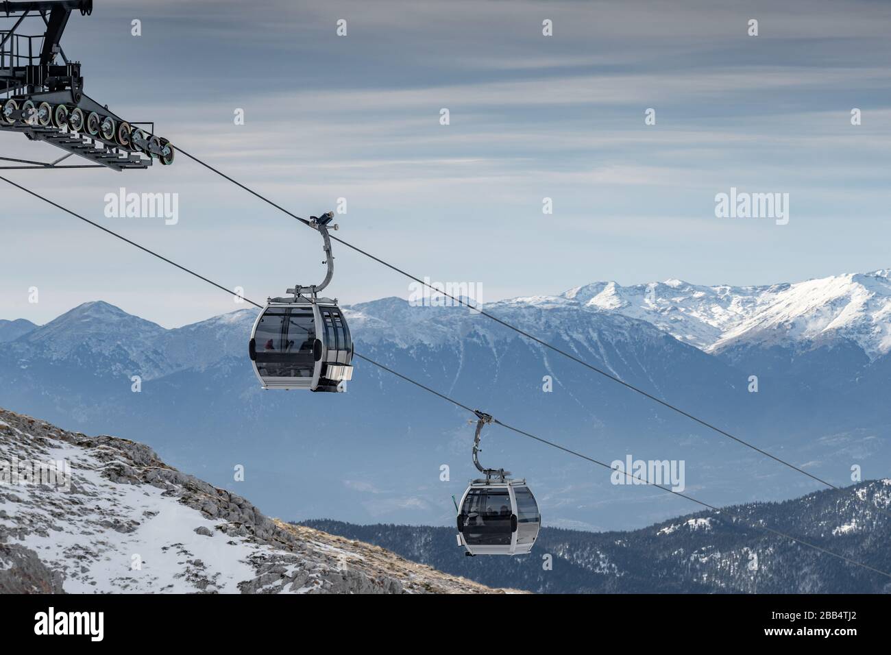 Der berühmte schneebedeckte Berg Parnassos mit einem beliebten Skigebiet, bedeckt mit Schnee und einzigartiger Natur, Seilkabinen, Parkplatz, Voiotia, Griechenland Stockfoto