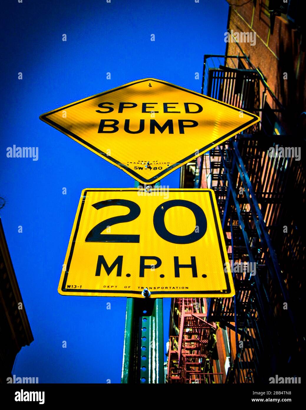 Schild Speed Bump auf Manhattan Stockfoto