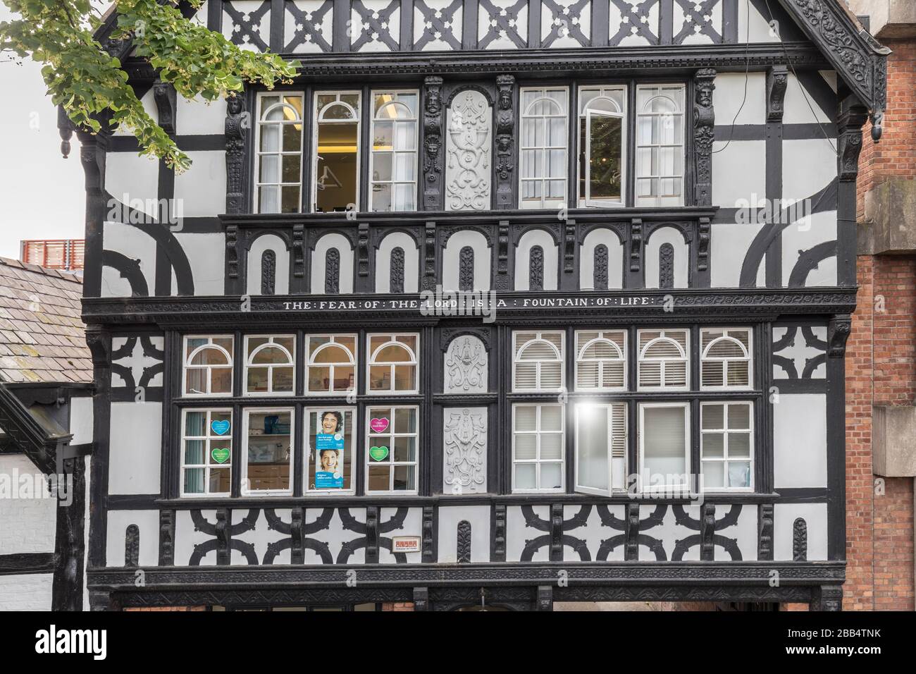Fachwerk mit Text aus Sprichwörtern 14:27 die Angst vor dem Herrn ist ein Brunnen des Lebens, Chester, Cheshire, England, Großbritannien Stockfoto