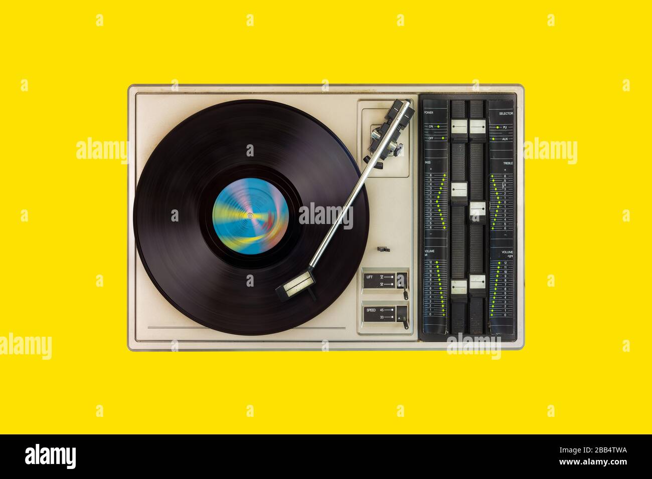 Vintage-Plattenspieler mit Drehaufzeichnung auf gelbem Hintergrund Stockfoto