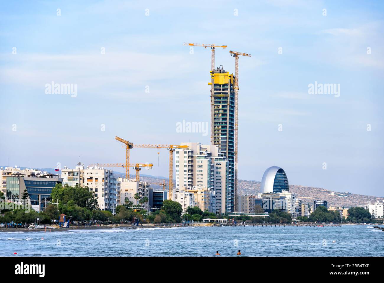 Küste von Limassol, Zypern mit Baustellen Stockfoto