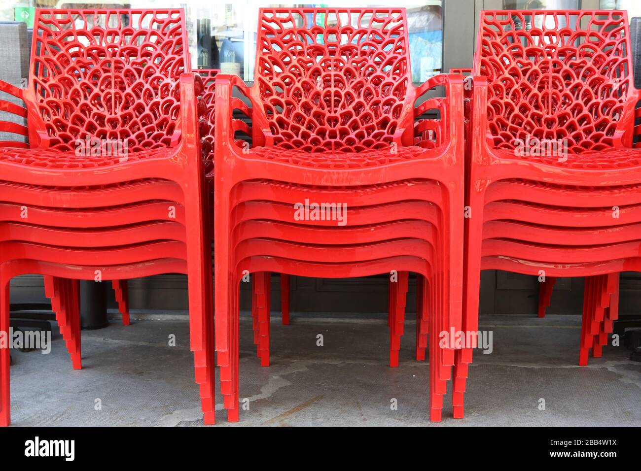 Chaises en plastique rouges alignées devant un Restaurant. Verwaltung von Fermetten. Coronavirus. Covid-19. Saint-Gervais-les-Bains. Savoie. Stockfoto