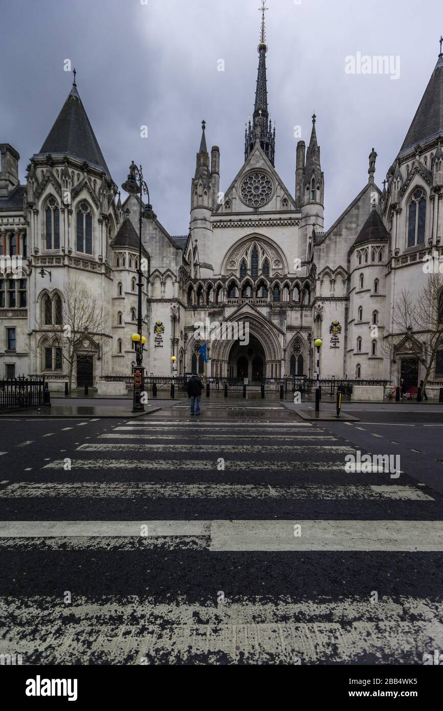 Ein einsamer Protestler an den Royal Courts of Justice in London während der pandemischen Blockierung des Coronavirus. Stockfoto