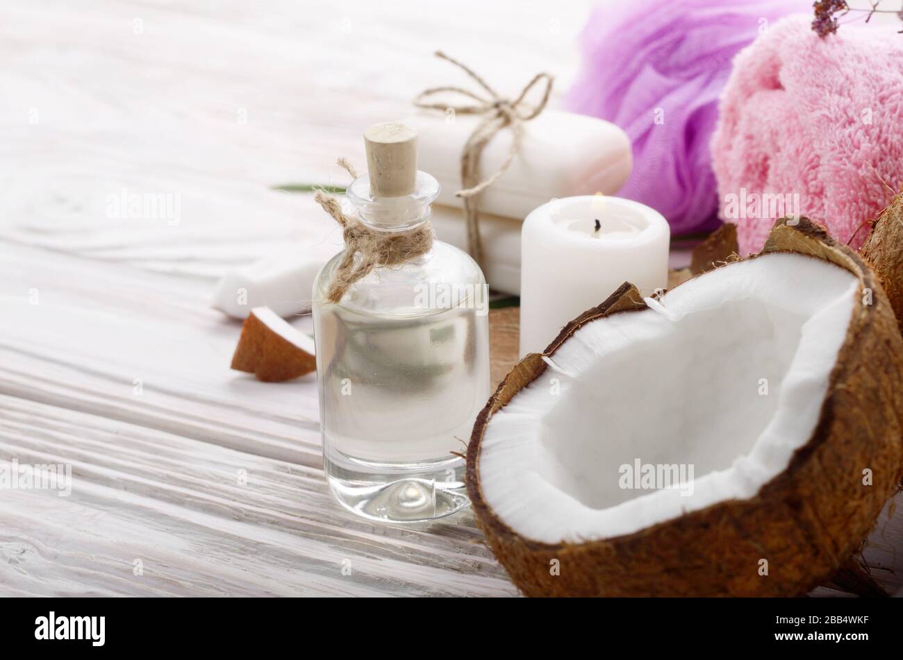 Körperpflege Kokosöl Seife und Kerzen auf einem weißen Tisch Set Stockfoto
