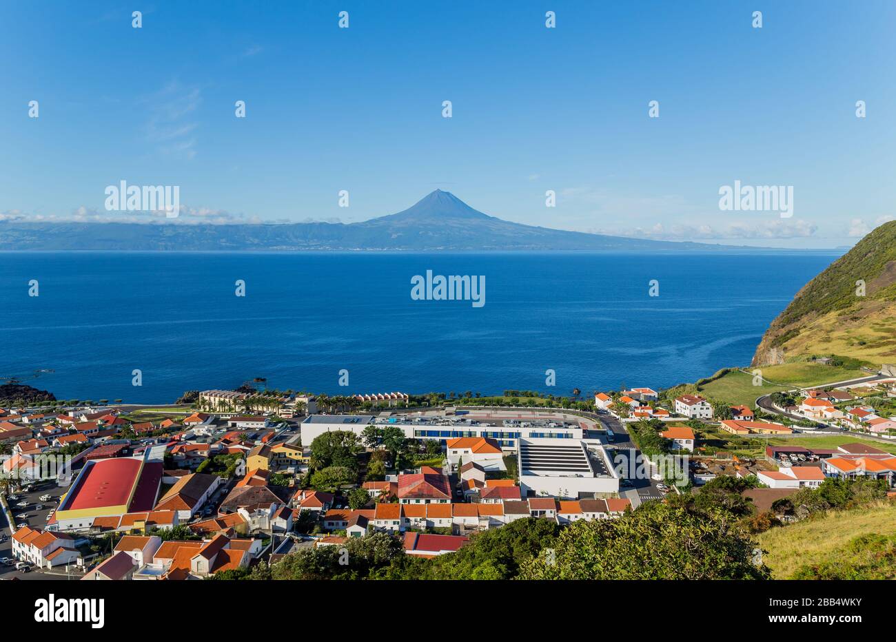 Velas in Insel Sao Jorge mit Blick auf die Insel Pico, Azoren, Portugal Stockfoto