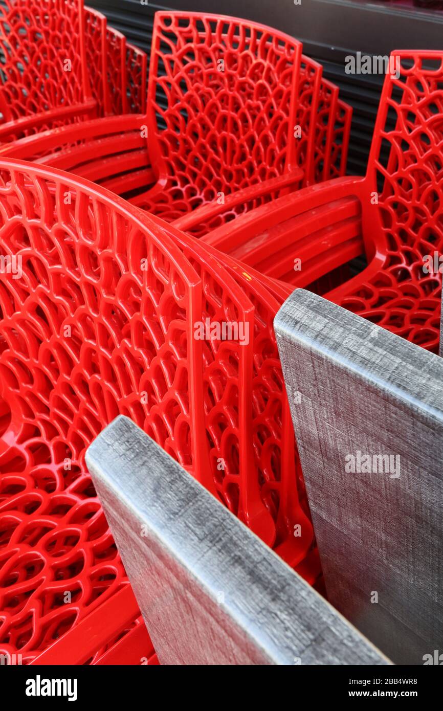 Chaises en plastique rouges alignées devant un Restaurant. Verwaltung von Fermetten. Coronavirus. Covid-19. Saint-Gervais-les-Bains. Savoie. Stockfoto