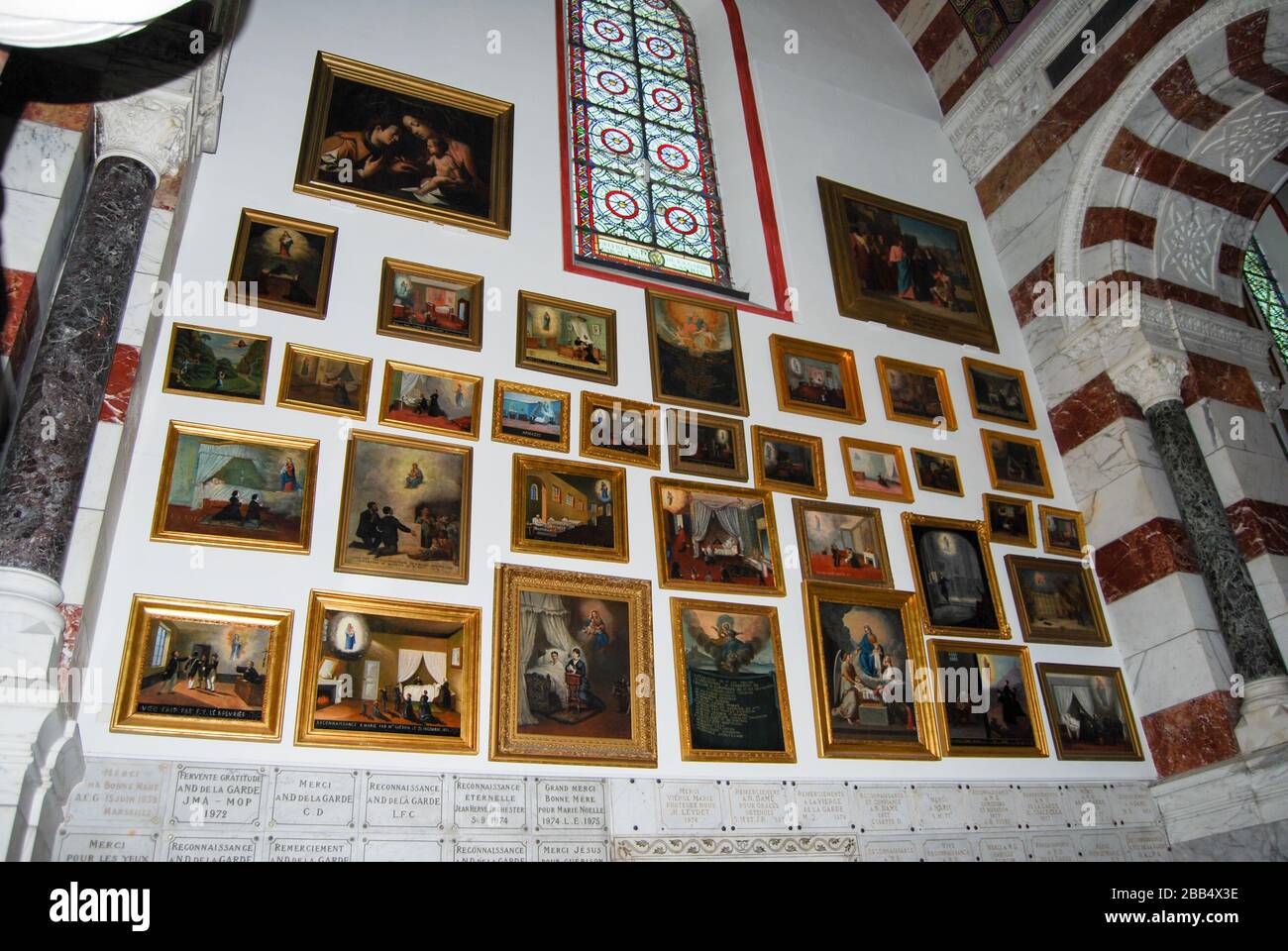 Innenansicht der Basilique Notre-Dame de la Garde, la Bonne Mère. Die Basilika unserer Lieben Frau von der Garde, ein berühmtes Denkmal für die Religion Stockfoto