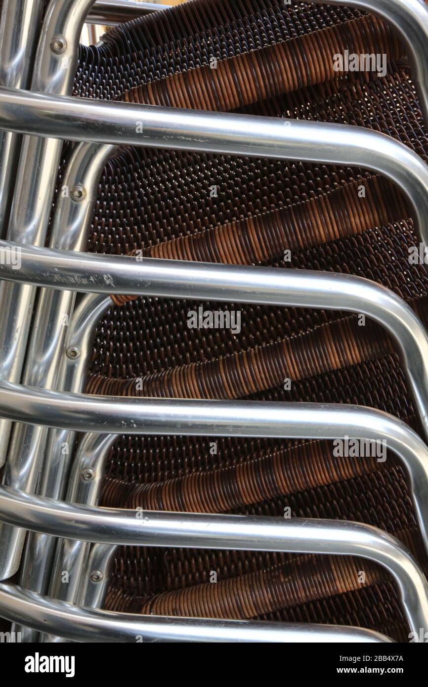 Chaises en plastique entassées devant un Restaurant. Verwaltung von Fermetten. Coronavirus. Covid-19. Saint-Gervais-les-Bains. Savoie. Stockfoto